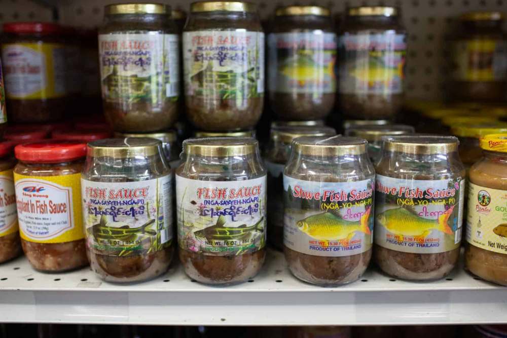 Des pots de Padaek exposés sur les étagères des supermarchés au Laos